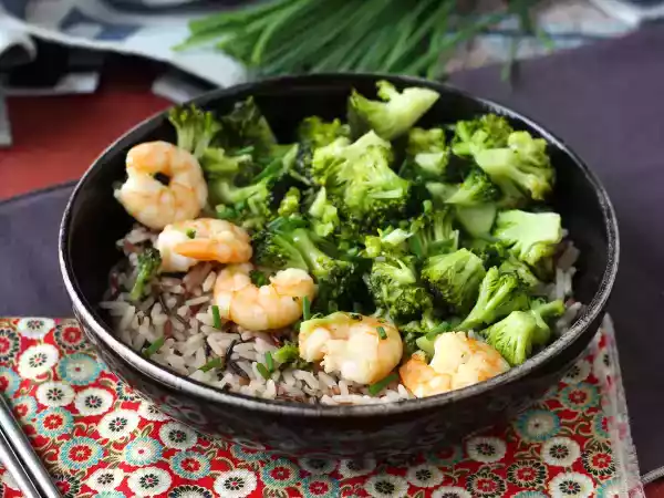 Receta Arroz integral con brócoli y gambas, para un almuerzo fácil y equilibrado