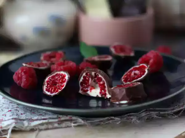 Receta Franuí caseros: mini bombones de frambuesa con cobertura de chocolate
