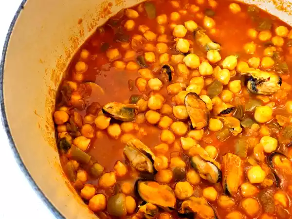 Receta Garbanzos con mejillones, guiso de invierno