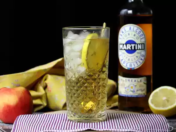 Receta Martini spritz sin alcohol, un cóctel dulce y floral