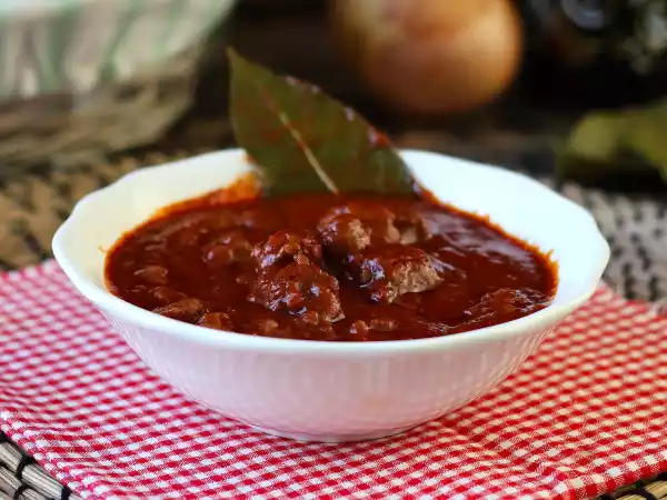 Receta Salsa de tomate y salchicha fresca: sabrosa y fácil de preparar