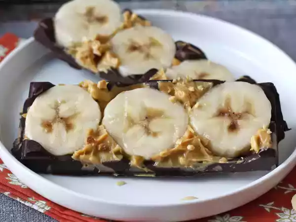 Receta Mini tabletas de chocolate, plátano y crema de cacahuete: un bocado dulce sin azúcar añadido