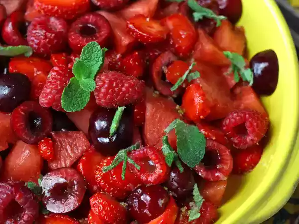 Receta Ensalada de frutos rojos: fresas, frambuesas, cerezas y sandía ¡perfecta para el verano!