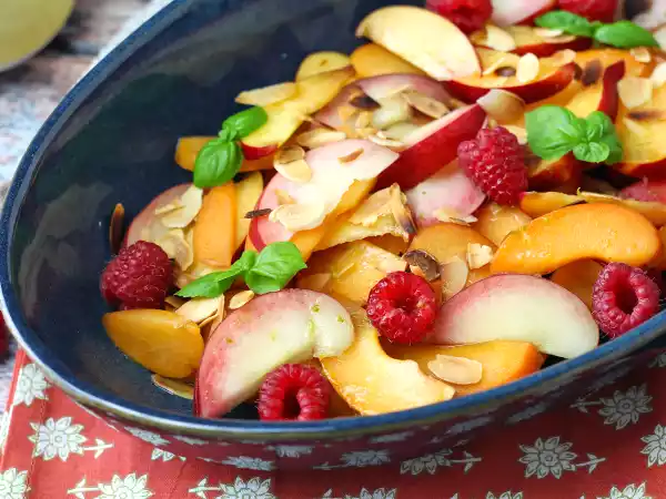 Receta Ensalada de frutas de verano con melocotón, albaricoque y frambuesa, ligera y deliciosa