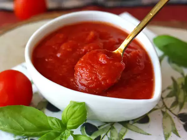 Receta Salsa de tomate cruda al estilo mediterráneo, ideal como base para una pizza o una pinsa