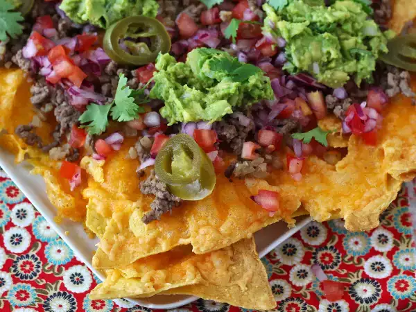 Receta Nachos con guacamole, queso y chili con carne ¡perfectos para un picoteo entre amigos!