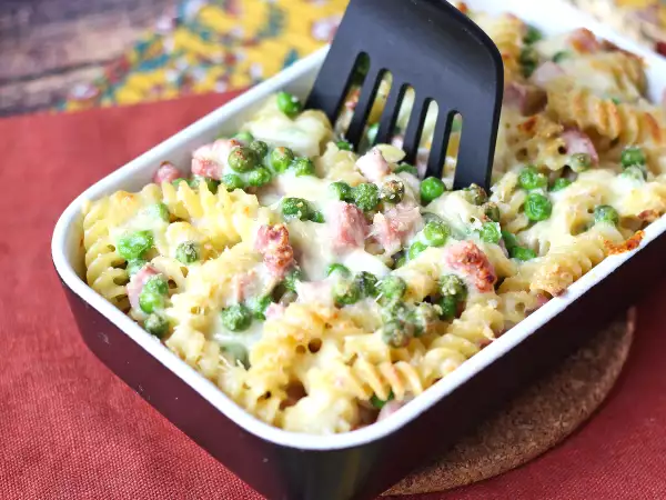 Receta Pasta al horno gratinada con jamón, guisantes y mozzarella