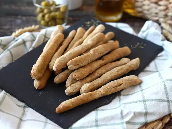 Receta Grisines caseros con hierbas: bastones de pan crujiente fáciles de preparar