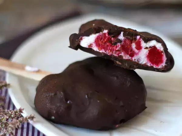 Receta Helados de skyr y frambuesa con cobertura de chocolate negro