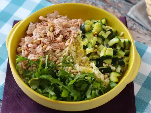 Receta Ensalada de pasta orzo con salmón y calabacín