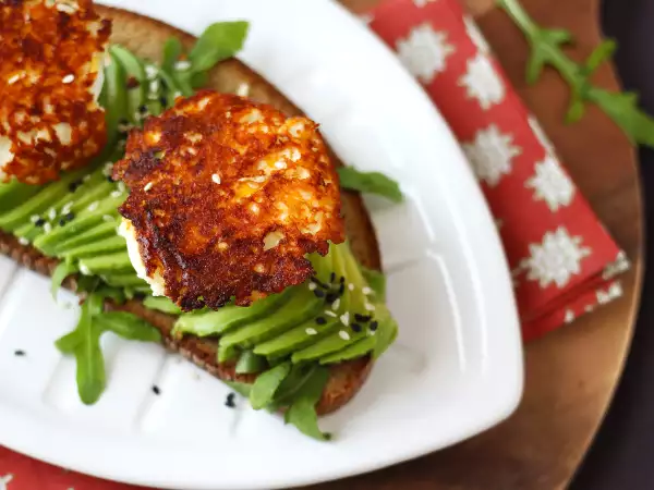 Receta Huevos cocidos con costra crujiente de feta, crispy feta eggs: la receta viral más sencilla