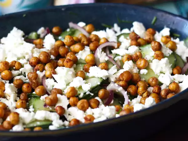 Receta Ensalada de pepino, garbanzos tostados, aguacate y feta