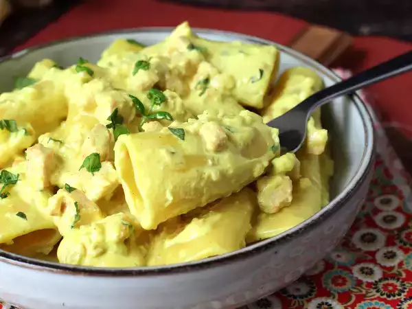 Receta Pasta paccheri con salsa cremosa de salmón y azafrán