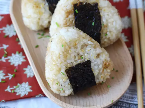 Receta Onigiri a la plancha rellenos de queso fundido: el bocado japonés que apetece repetir