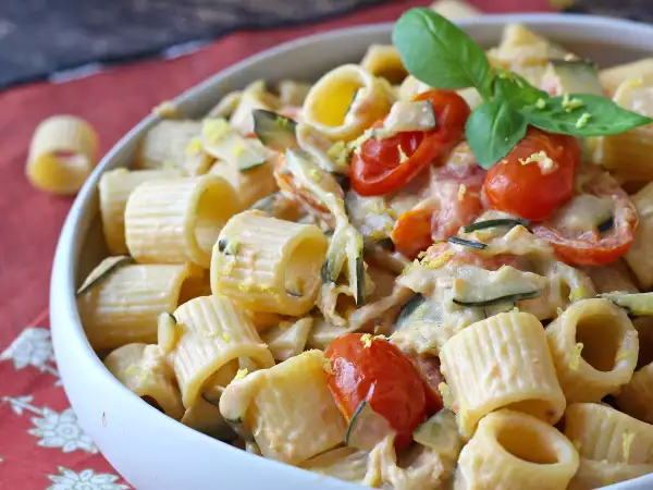 Receta Pasta cremosa con calabacín, tomates cherry, queso philadelphia y limón