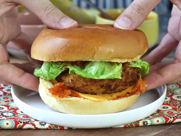 Receta Hamburguesa de pollo empanado al estilo coreano: crujiente, picante y ultra sabrosa