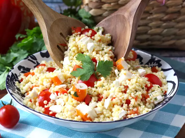 Receta Ensalada de cuscús perla con surimi: fresca, fácil de preparar y perfecta para el verano