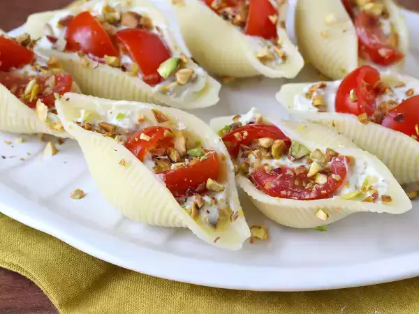 Receta Conchiglioni rellenos de stracciatella, pistachos, tomates cherry y limón