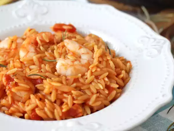 Receta Pasta orzo con tomate y gambas, cocinada al estilo de un risotto