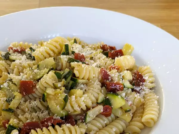 Receta Pasta con calabacín y tomates secos: una receta rápida y llena de sabor