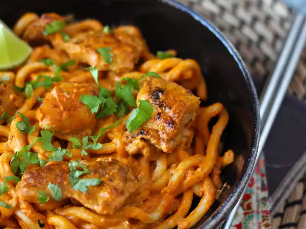 Receta Udon con pollo, curry rojo tailandés y leche de coco