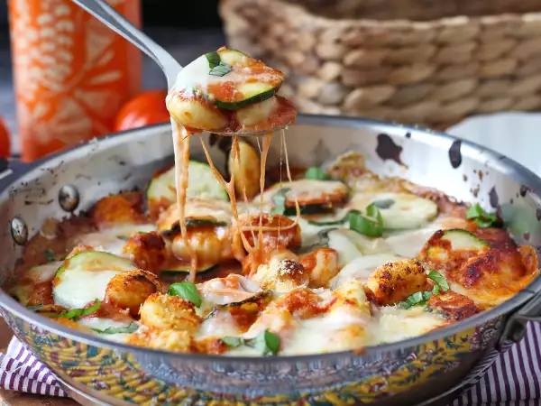 Receta Ñoquis gratinados con calabacín, tomate y mozzarella: listos en 25 minutos