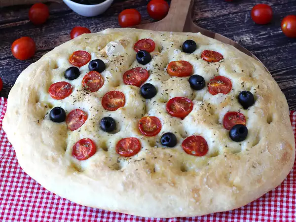 Receta Focaccia esponjosa con tomates cherry, aceitunas y orégano