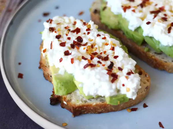 Receta Tostada de aguacate y cottage cheese con miel picante
