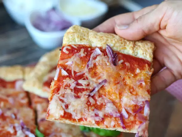 Receta Pizza rápida con masa de queso cottage: sin fermentación y lista en menos de 30 minutos