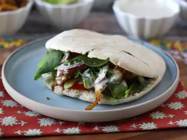 Receta Shawarma de pollo en freidora de aire con pan de pita y salsa de tahini