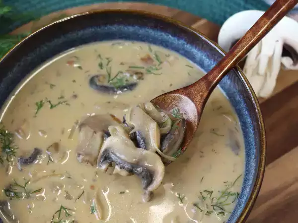 Receta Sopa húngara de champiñones (gombaleves): receta fácil y cremosa