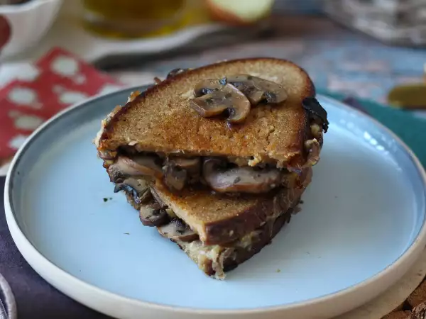 Receta Sándwich crujiente de champiñones y queso fundido
