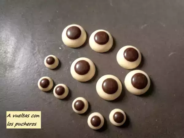 Receta Halloween: ojos de chocolate con blísters de pastillas reciclados