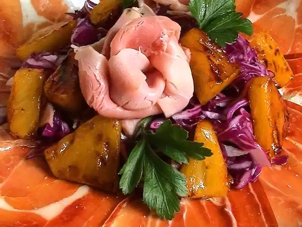 Receta Ensalada templada de lombarda, jamón y piña
