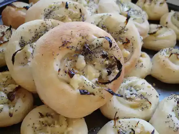 Receta Pletzalej, pan con cebolla y semillas de amapola
