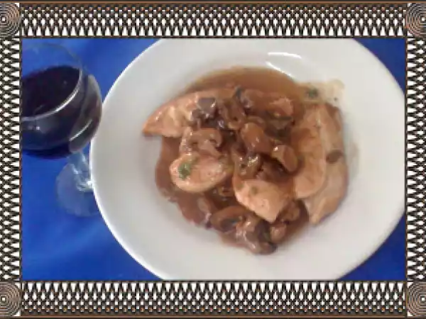 Receta Corazones de pechuga de pollo con fileticos de champiñones en salsa marrón rey