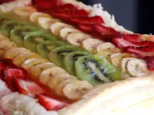 Receta Tarta de kiwi, plátano y fresas