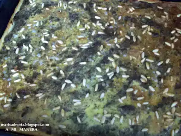 Receta Coca de cebolla y morcilla con piñones