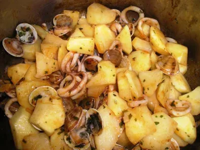 Receta Patatas con chirlas y calamar