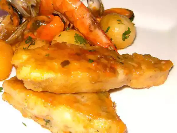 Receta Castañeta (palometa) en salsa con mariscos