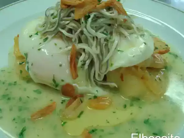 Receta Huevos escalfados en salsa verde con gulas al ajillo (emilio almagro)