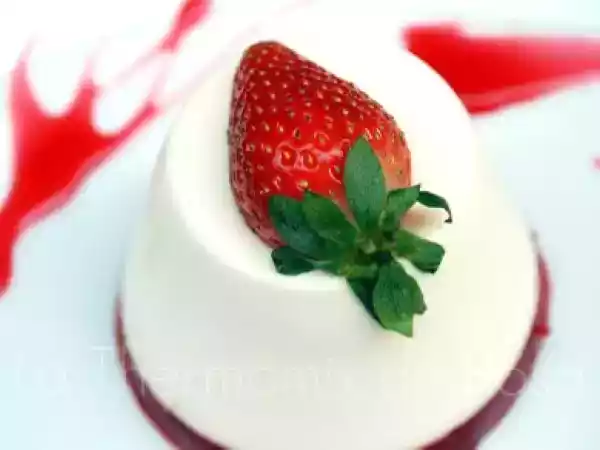 Receta Panna cotta con gelatina de frambuesa y fresas en thermomix