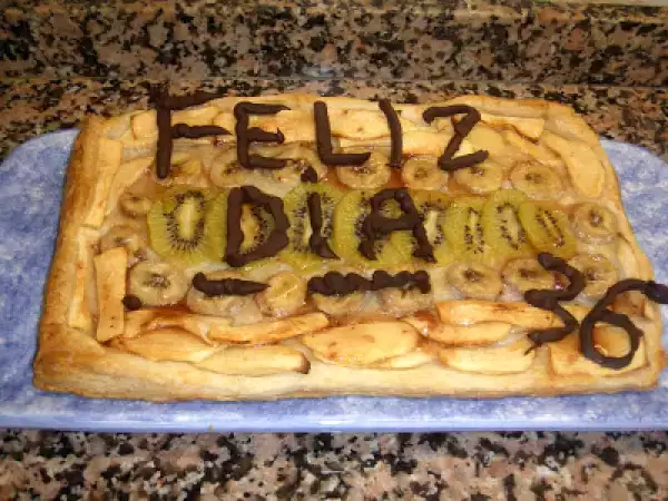 Receta Tarta de cumpleaños de hojaldre con fruta.