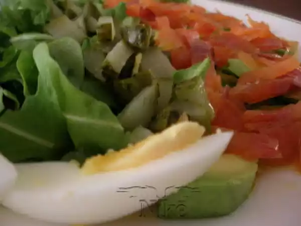 Receta Tras una dura jornada: ensalada de aguacate, rúcula y trucha