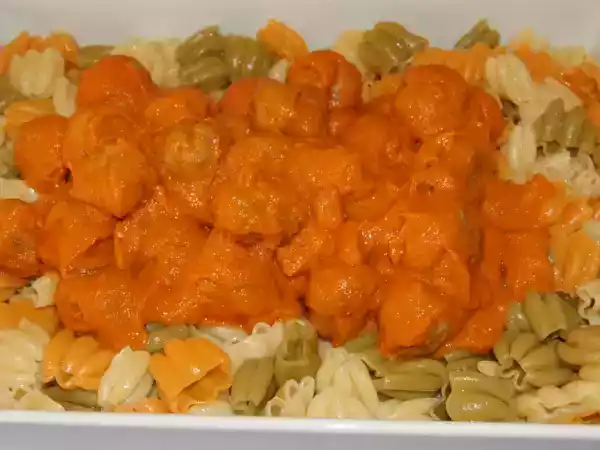 Receta Albóndigas con salsa a la boloñesa y pasta de colores