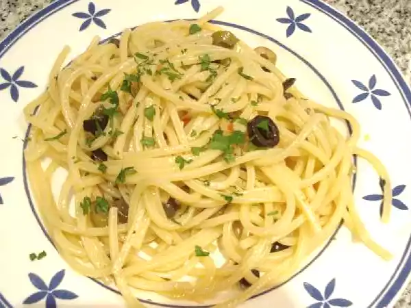 Receta Spaghetti olive e capperi (espaguetis con aceitunas y alcaparras)