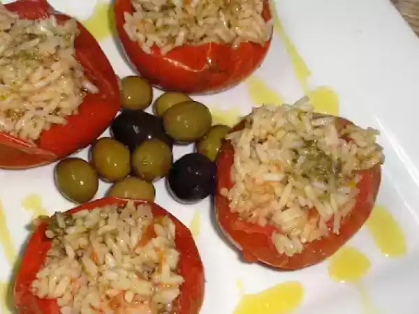Receta Tomates rellenos de arroz y pesto.
