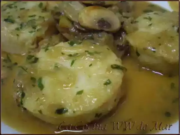 Receta Merluza con salsa de cebolla y champiñones