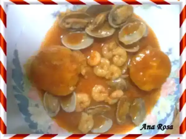 Receta Merluza con salsa de tomate, almejas y gambas