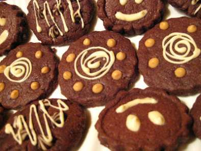 Receta Galletas decoradas con gotitas de dos chocolates y de caramelo
